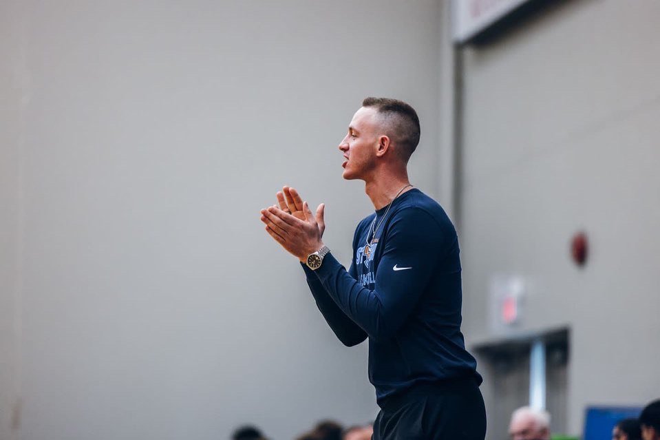 Coach Elliot Mason coaching from the sideline